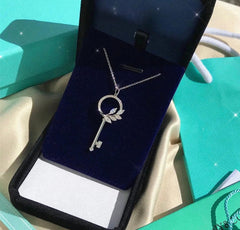 VICTORIA DIAMOND PINK GOLD VINE CIRCLE KEY NECKLACE