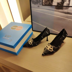 POINTED TOE PUMPS BLACK WITH LOGO PRINT SMOOTH CALFSKIN