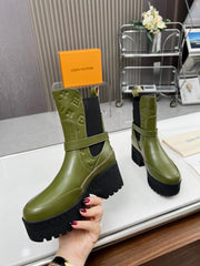 LAUREATE PLATFORM DESERT BOOT IN DARK OLIVE GREEN CALFSKIN