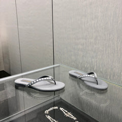 THONG SLIDE IN PALE GRAY SUEDE WITH WHITE DOT