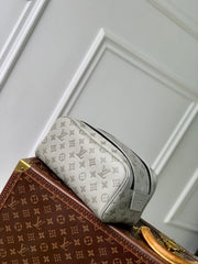 DOPP KIT 28 IN LIGHT GREY MONOGRAM SHADOW CALFSKIN