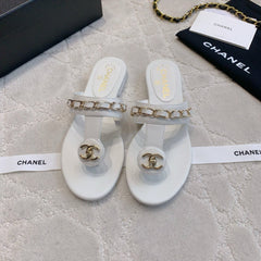 CC THONG SLIPPERS IN WHITE LAMBSKIN MIX CHAIN