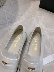 CHANEL 25S MOCCASINS IN WHITE CALFSKIN GOLD HARDWARE