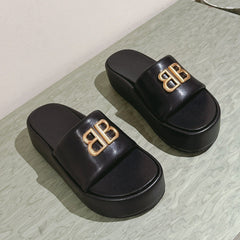 RISE SANDALS IN BLACK SHINY LAMBSKIN GOLD BUCKLE