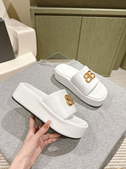 RISE SANDALS IN WHITE SHINY LAMBSKIN GOLD BUCKLE