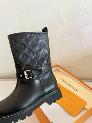 TERRITORY FLAT ANKLE BOOT IN BLACK EMBOSSED CALFSKIN