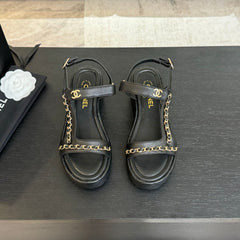 FLAT SANDALS IN BLACK LAMBSKIN WITH GOLD CHAIN