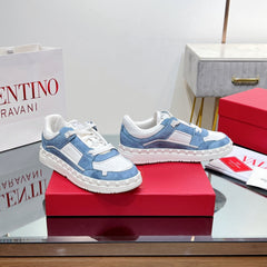 VALENTINO 25S GARAVANI FREEDOTS SNEAKERS IN WHITE LAMBSKIN AND BLUE DENIM