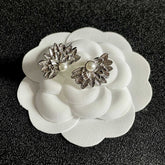 DOUBLE C STUD EARRINGS IN HALF-FLOWER SHAPE WITH PEARL CENTER