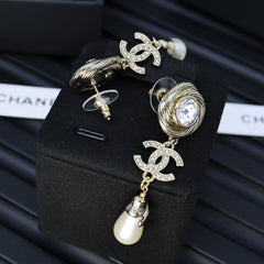 25S TWISTED RIBBED DOUBLE C IN GOLD METAL LONG PEARL PENDANT EARRINGS