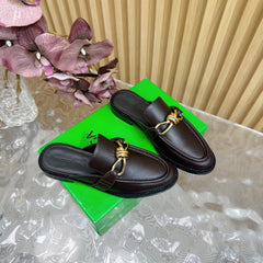 OPEN-BACK LOAFER REALISED IN CHESTNUT BROWN SOFT CALFSKIN WITH SIGNATURE METALLIC KNOT DETAIL
