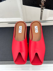 ALAIA FLAT MULE IN CRIMSON RED LAMBSKIN