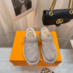 LV WOMEN'S COSY FLAT COMFORT CLOGS IN BEIGE MONOGRAM SUEDE