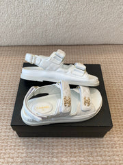 DAD SANDAL IN WHITE SHEEPSKIN