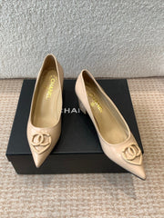 MID-HEEL PUMPS IN BISQUE BEIGE PATENT CALFSKIN