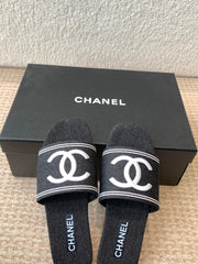 FLAT SLIDE IN BLACK DENIM WITH WHITE LOGO