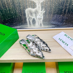 ALFIE LEATHER FLAT MULES IN SILVER PATENT CALFSKIN WITH WOVEN DESIGN