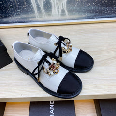 CC COMBAT OXFORD SHOES IN WHITE WRINKLED CALFSKIN AND BLACK GROSGRAIN WITH FAUX PEARL