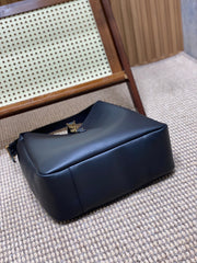 LE 5 À 7 LARGE SUPPLE BAG 31 IN NAVY BLUE CALFSKIN