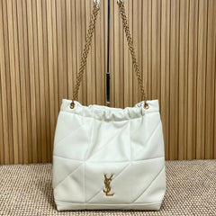 DRAWSTRING CHAIN STRAP SHOULDER BAG 39 IN WHITE QUILTED CALFSKIN