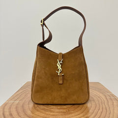 LE 5 À 7 SUPPLE SMALL 22 IN CARAMEL BROWN SUEDE