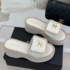 THICK-SOLED CHAIN HEART SLIPPER IN WHITE LAMBSKIN