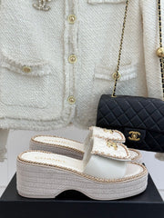 THICK-SOLED CHAIN HEART SLIPPER IN WHITE LAMBSKIN