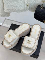 THICK-SOLED CHAIN HEART SLIPPER IN WHITE LAMBSKIN