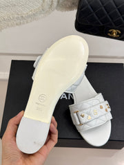 CC SLIDE SANDALS IN WHITE CALFSKIN GOLD CHARM