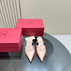 ROCKSTUD WISPY NUDE TAN CALFSKIN MULE 20MM