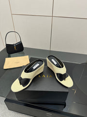 ALAIA WEDGE THONG SANDALS 25S IN LIGHT BEIGE RAFFIA