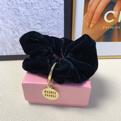 BLACK VELVET SCRUNCHIE ATTACHED GOLD TAG LOGO 136818