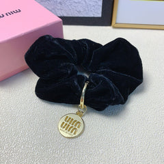 BLACK VELVET SCRUNCHIE ATTACHED GOLD TAG LOGO 136818