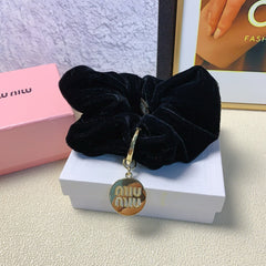 BLACK VELVET SCRUNCHIE ATTACHED GOLD TAG LOGO 136818