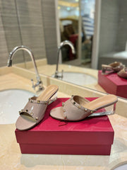 ROCKSTUD MULE SANDALS WITH TRANSPARENT HEEL IN CREPE PINK CALFSKIN