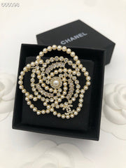 HOLIDAY SNOWFLAKE BROOCH IN WHITE PEARL AND CRYSTAL