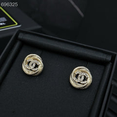 25S TWISTED RIBBED DOUBLE C STUD EARRINGS IN GOLD METAL