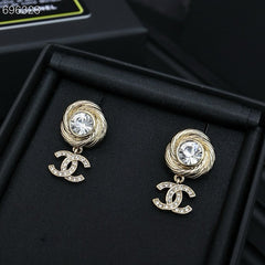 PENDANT EARRINGS IN GOLD METAL WHITE CRYSTAL TWISTED RIBBED DOUBLE C