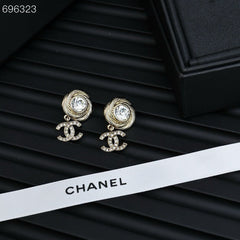 PENDANT EARRINGS IN GOLD METAL WHITE CRYSTAL TWISTED RIBBED DOUBLE C