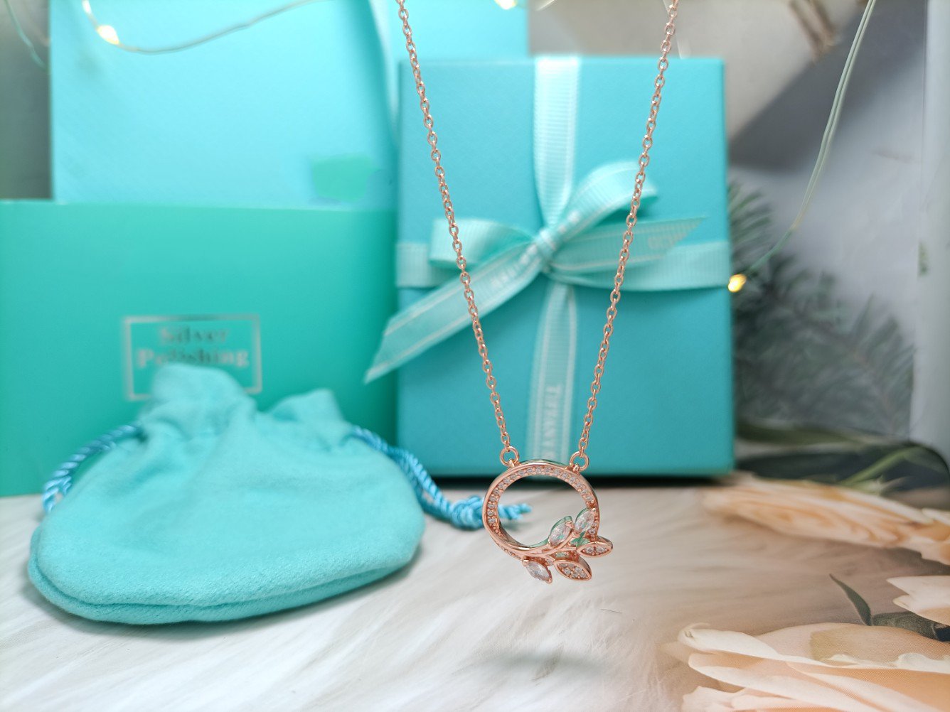 DIAMOND VINE CIRCLE PENDANT PLATINUM NECKLACE