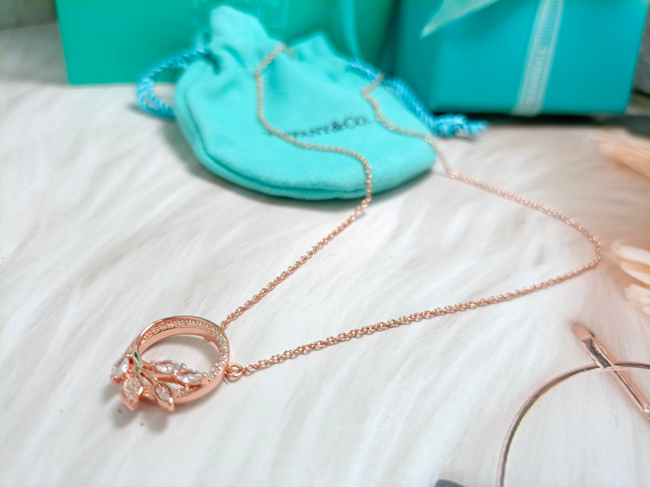 DIAMOND VINE CIRCLE PENDANT PLATINUM NECKLACE