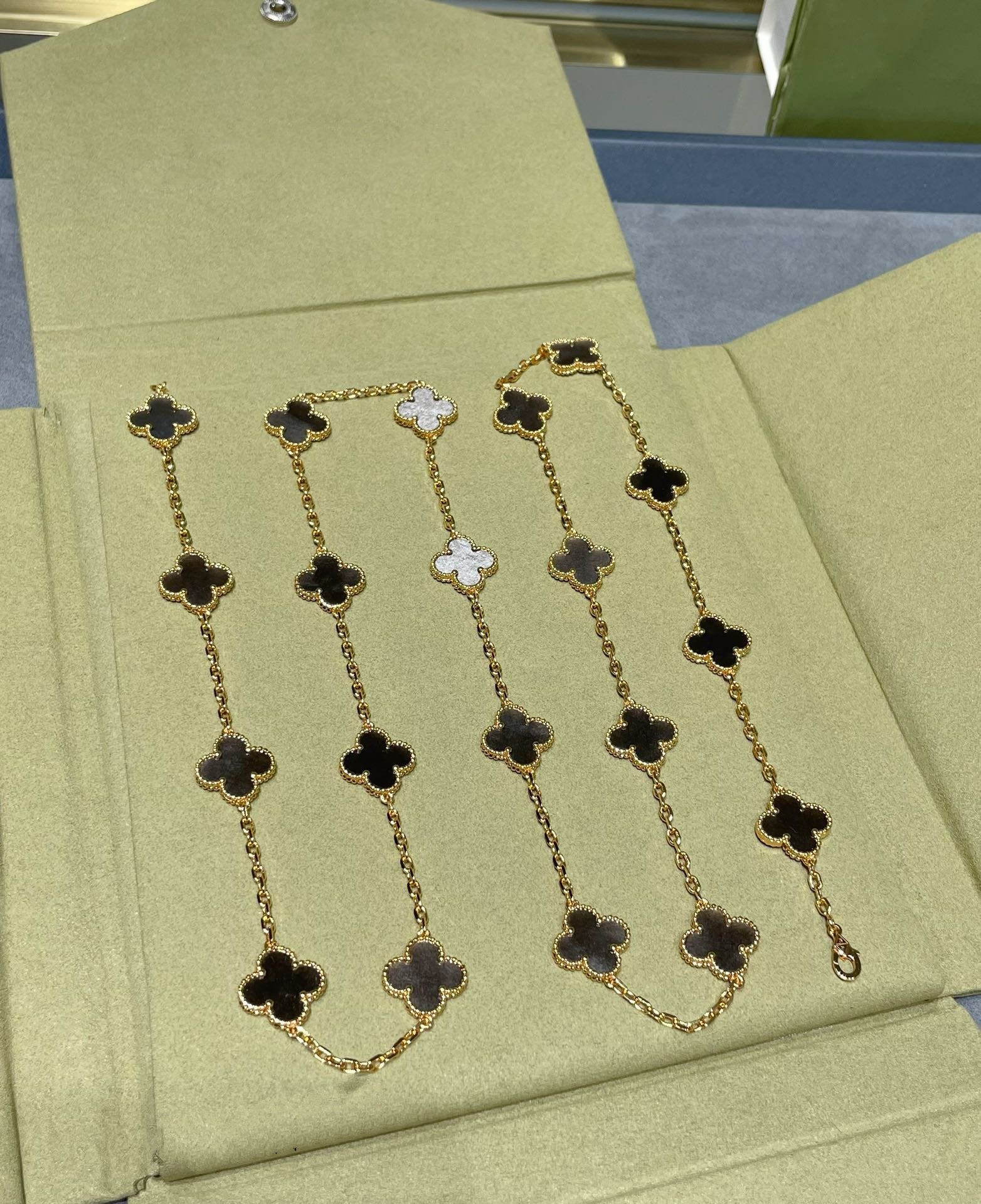 CLOVER 20 MOTIF GREY MOP PINK GOLD NECKLACE