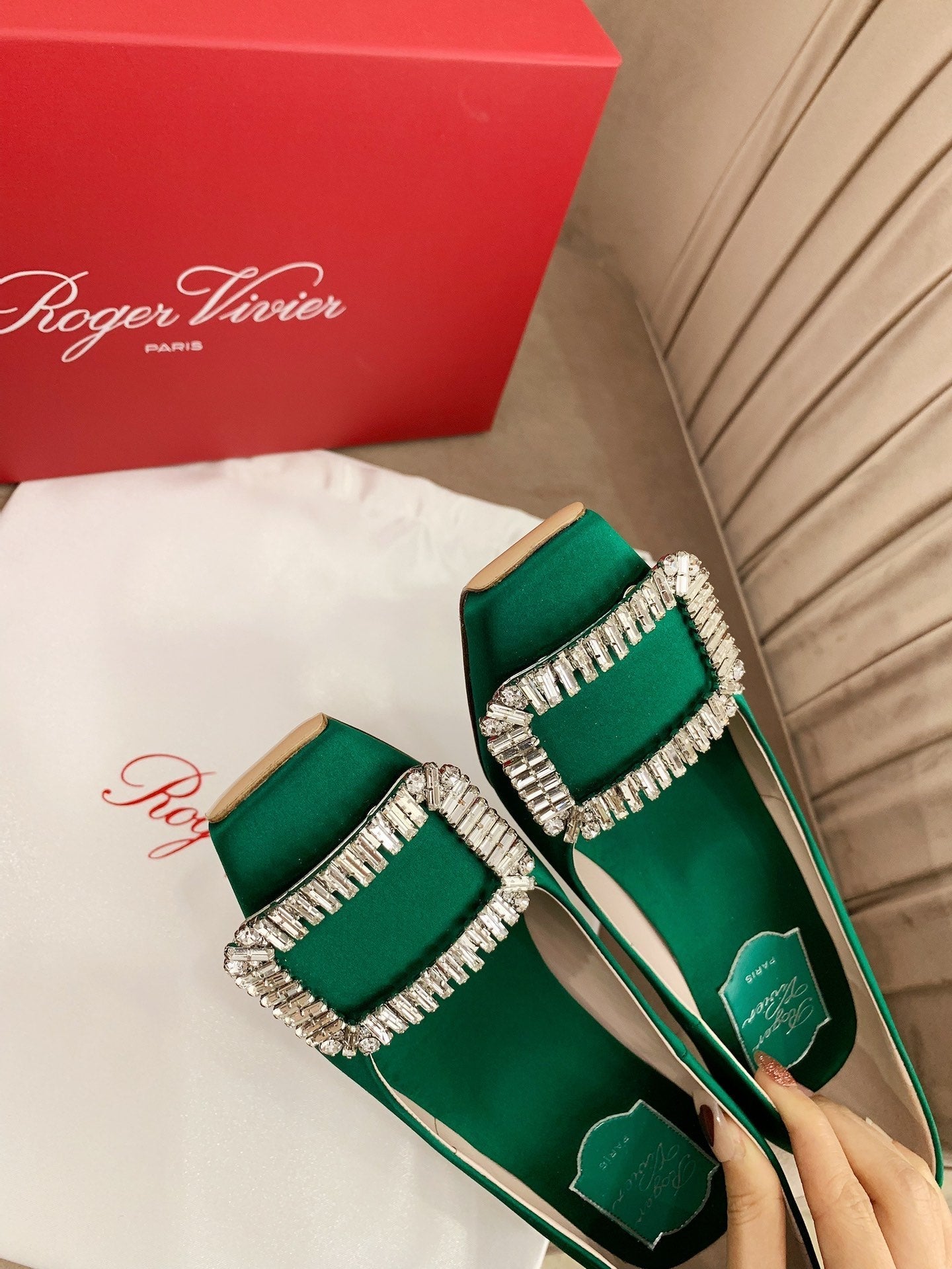TROMPETTE PUMPS IN GREEN SILK CRYSTAL BUCKLE