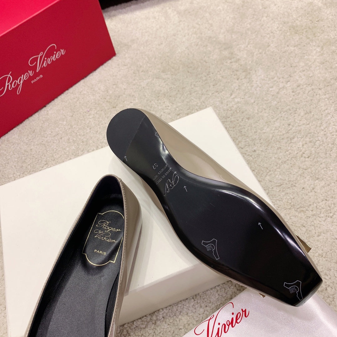 BELLE VIVIER PUMPS IN BEIGE GLOSSY CALFSKIN GOLD BUCKLE