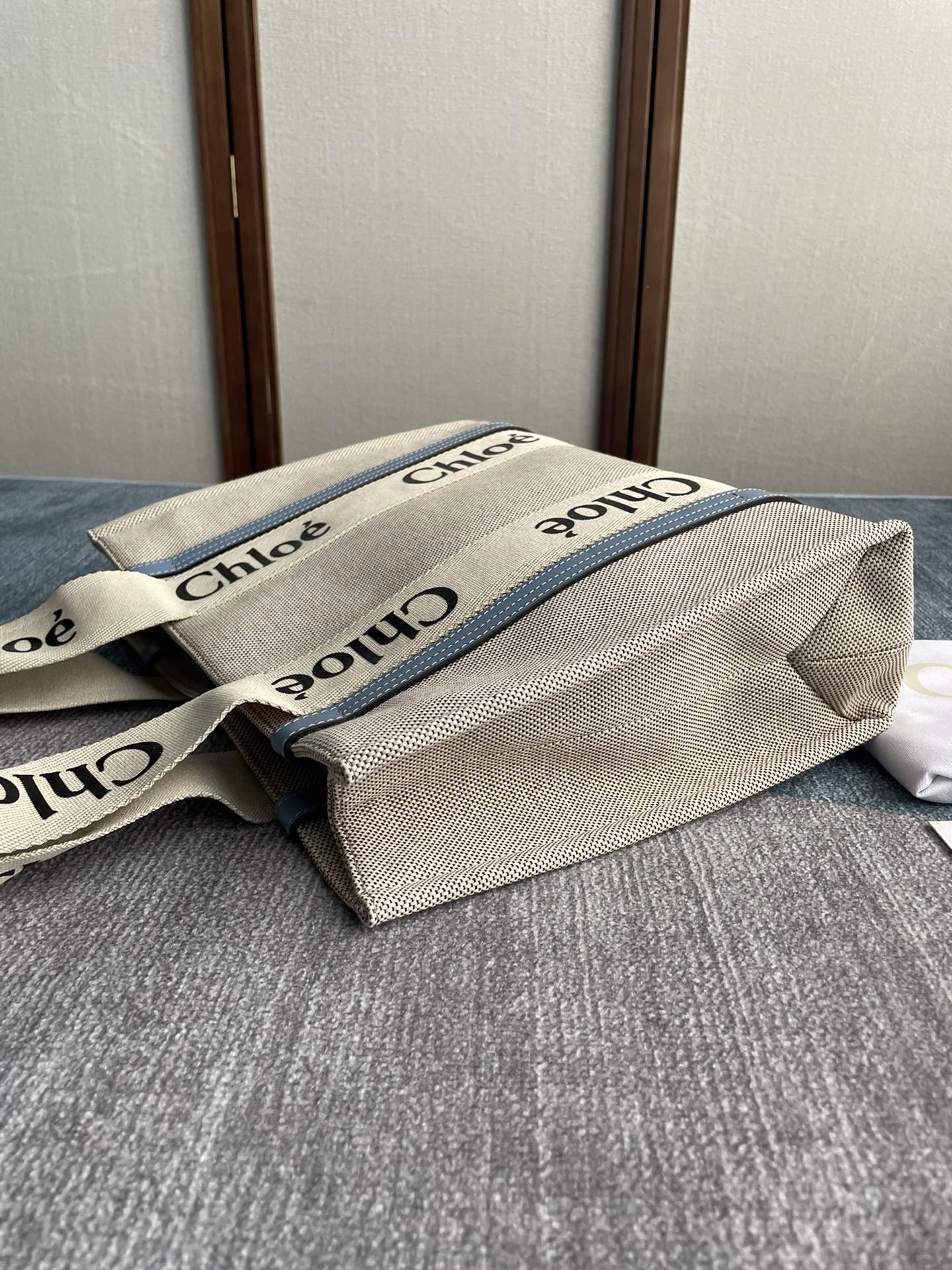 MEDIUM STRAP WOODY TOTE BAG 37 IN BEIGE LINEN CANVAS BLACK WEBBING LOGO EMBROIDER BLUE CALFSKIN
