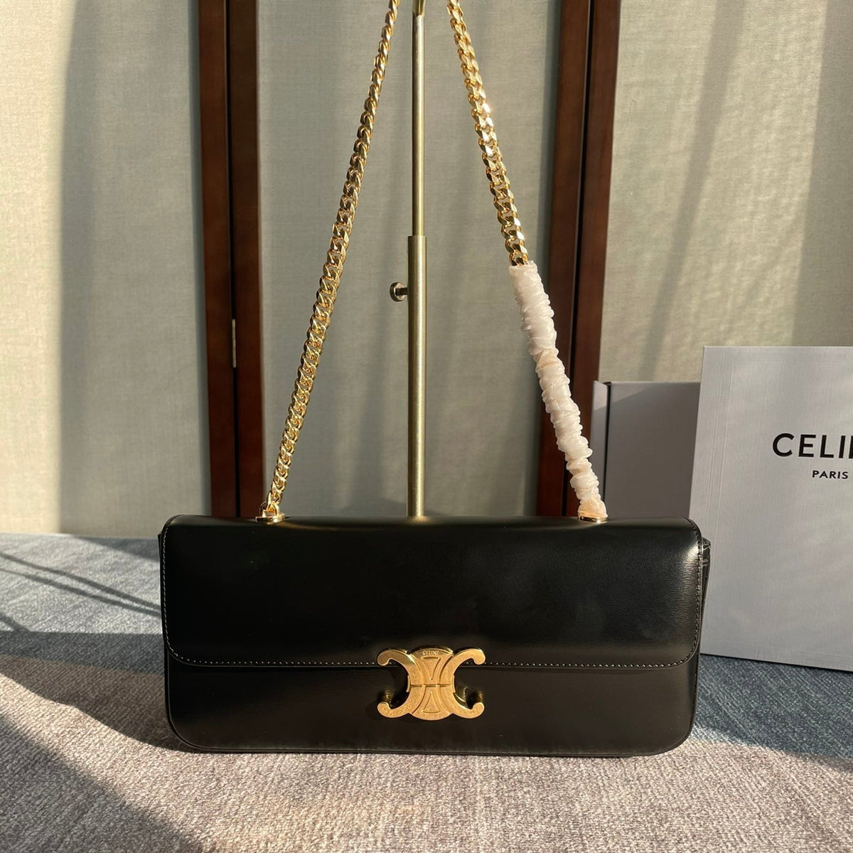 CHAIN SHOULDER BAG CLAUDE 33 IN BLACK CALFSKIN GOLD HARDWARE