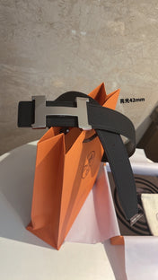 HM CONSTANCE BELT BUCKLE & REVERSIBLE BLACK LEATHER STRAP 42MM