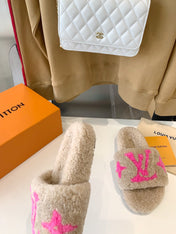 LV WOMEN'S PASEO FLAT SLIPPER IN BEIGE FLEECE WITH BRIGHT PINK LOGO