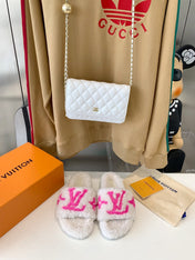 LV WOMEN'S PASEO FLAT SLIPPER IN WHITE FLEECE WITH BRIGHT PINK LOGO