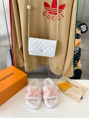 LV WOMEN'S PASEO FLAT SLIPPER IN WHITE FLEECE WITH LIGHT PINK LOGO